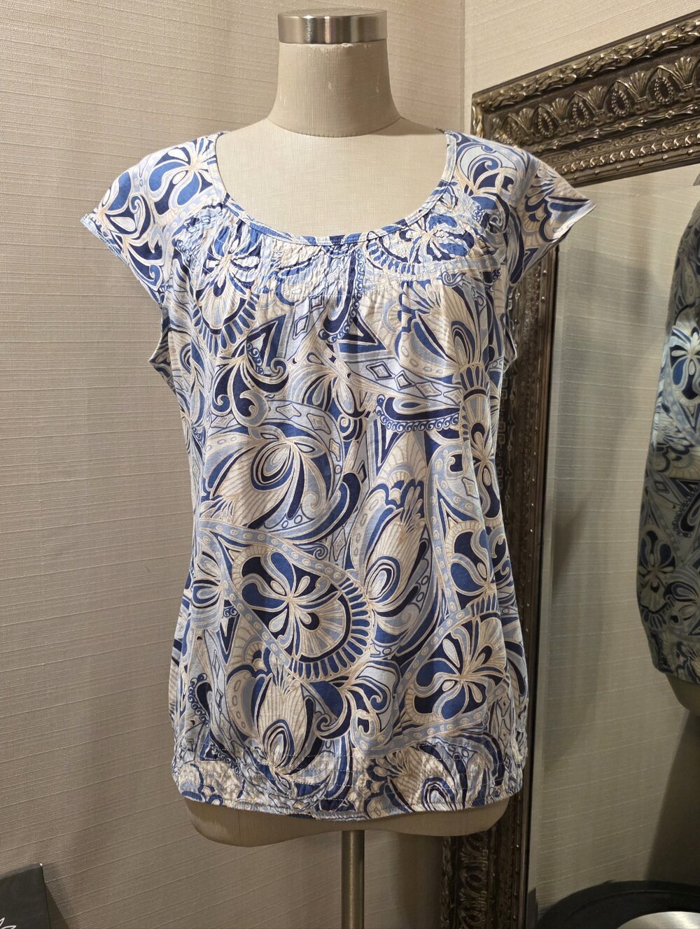 Liz Claiborne • Blue & Beige Patterned Cap-Sleeve Top. Sz M. EUC.